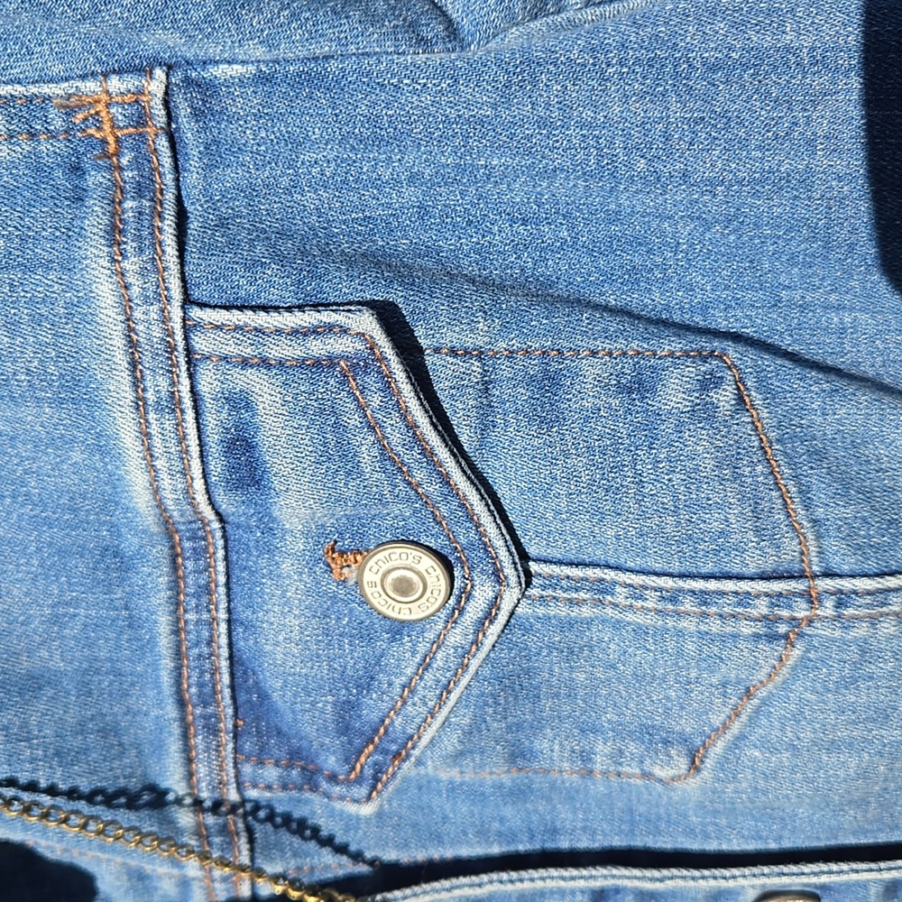 CHICOS Floral Denim Button Down Shacket  SZ 1              (MSTR C) - Picture 4 of 12